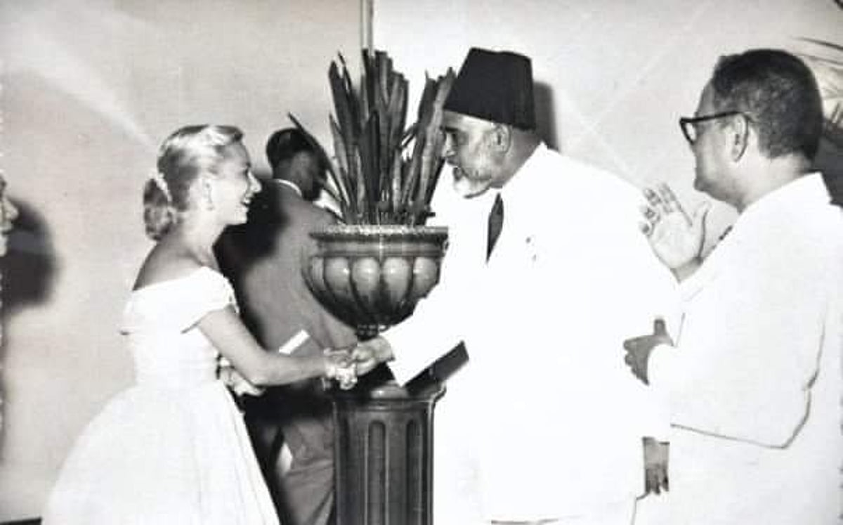 எலிசபெத் ராணியை வரவேற்ற கூத்தாநல்லூர் அப்துல் அஜீஸ்!