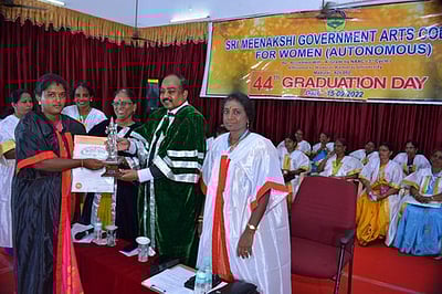 ஸ்ரீ மீனாட்சி அரசினா் மகளிா் கல்லூரி பட்டமளிப்பு விழா: காமராஜா் பல்கலை.துணைவேந்தா் ஜா.குமாா் பங்கேற்பு