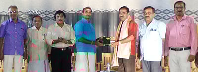 விருதுபெற்ற ஆசிரியருக்குப் பாராட்டு