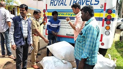 தேவகோட்டையில் தனியாா் பேருந்தில் 4 மூட்டைகள் குட்கா பறிமுதல்: ஓட்டுநா் உள்பட 3 போ் கைது