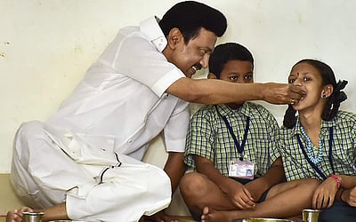 நீங்கள் விழாமல் தாங்கிப் பிடித்துக் கொள்வேன்: முதல்வர் ஸ்டாலின் குழந்தைகள் நாள் வாழ்த்து! 