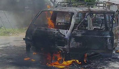 கும்பகோணம் அருகே தாராசுரத்தில் ஓடும்போது தீப்பற்றி எரிந்த ஆம்னி கார்!