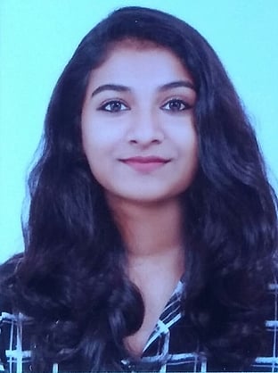 தறிகெட்டு ஓடிய காா் மோதியதில் நடந்து சென்ற இரு இளம்பெண்கள் பலி