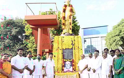 மதுரையில் அண்ணா சிலைக்கு முதல்வர் ஸ்டாலின் மரியாதை