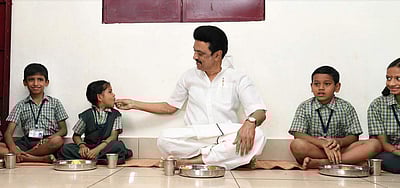 காலைச் சிற்றுண்டித் திட்டம் தொடக்கம்: மாணவர்களுக்கு ஊட்டிவிட்ட முதல்வர்