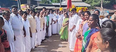 அண்ணா பிறந்தநாள்: நீடாமங்கலத்தில் திமுக, அதிமுகவினர் மாலையணிவித்து மரியாதை