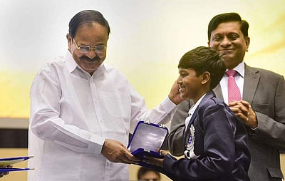 ரஜினியுடன் தேசிய விருது பெற்ற சிறுவன்: முதல்வரை சந்திக்க பல மணி நேரம் காத்திருந்தும் ஏமாற்றம்!