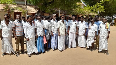 அரசு நிலம் ஆக்கிரமிப்பை அகற்றக் கோரி வட்டாட்சியா் அலுவலகத்தை பொதுமக்கள் முற்றுகை