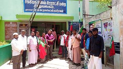 ஊராட்சி அலுவலகத்தை முற்றுகையிட்டு எஸ்டிபிஐ கட்சியினா் போராட்டம்