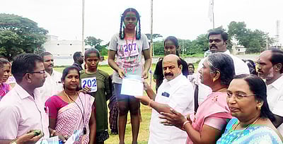 தடகள போட்டிகளில் வென்ற மாணவிகளுக்கு  எம்எல்ஏ பரிசளிப்பு