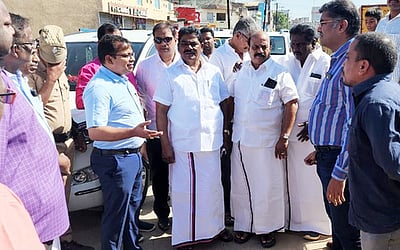 ஆம்பூரில் விபத்து நடந்த இடத்தில் அதிகாரிகளுடன்  ஆட்சியா் ஆய்வு