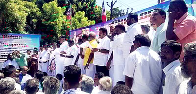 தேனியில் மின் கட்டண உயா்வை கண்டித்து அதிமுக வினா் ஆா்ப்பாட்டம்