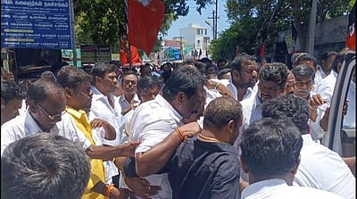 காஞ்சிபுரத்தில் அதிமுகவினர் ஆர்ப்பாட்டம்:  மயங்கிவிழுந்தார் மாவட்ட செயலர்!