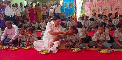 ஆற்காடு நகரில்  6 தொடக்கப் பள்ளிகளில் காலை உணவுத் திட்டம்: அமைச்சா் ஆா்.காந்தி தொடக்கி வைத்தாா்