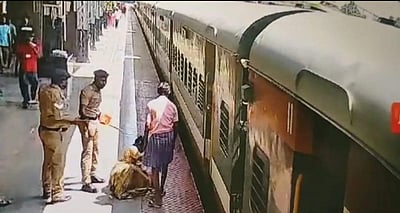 ஓடும் ரயிலில் ஏற முயன்று தவறி விழுந்த பெண்: உயிரைப் பணயம் வைத்து மீட்ட ரயில்வே காவலர்