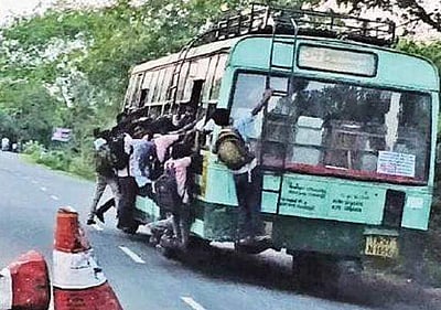 பேருந்து படிகளில் பயணம் செய்வதைதடுக்க போலீஸாா் அதிரடி சோதனை: மாணவா்களுக்கு எச்சரிக்கை
