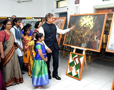 லட்சுமிபாய் நகா் டிடிஇஏ பள்ளியில் மாணவா்களின் பாா்வைக்கு ஓவியங்கள்