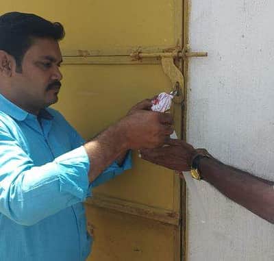 மாணவர்களுக்கு தின்பண்டம் தர மறுப்பு: கடைக்கு சீல்; இருவர் கைது!