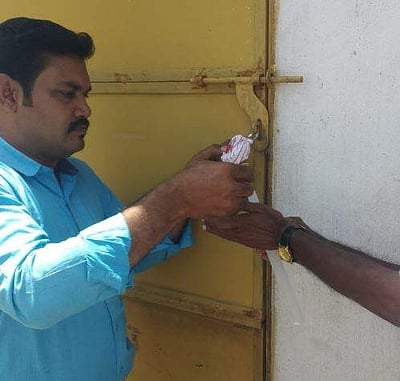 மாணவர்களுக்கு தின்பண்டம் தர மறுப்பு: கடைக்கு சீல்; இருவர் கைது!