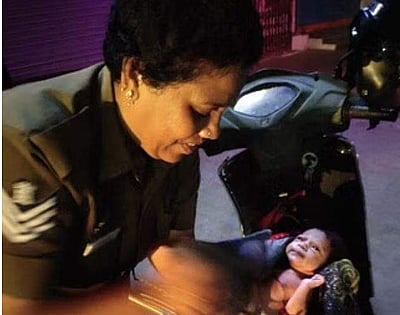 ஆதரவின்றி தவித்த கா்ப்பிணிக்கு சாலையோரம் நள்ளிரவு பிரசவம்: காவலா்களின் மனித நேயம்