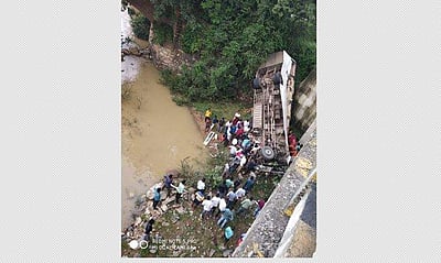 ஜார்க்கண்டில் பாலத்தில் இருந்து பேருந்து கவிழ்ந்ததில் 6 பேர் பலி, பலர் காயம்