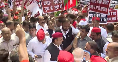 உ.பி. பேரவை நோக்கி அகிலேஷ் யாதவ் தலைமையில் பேரணி