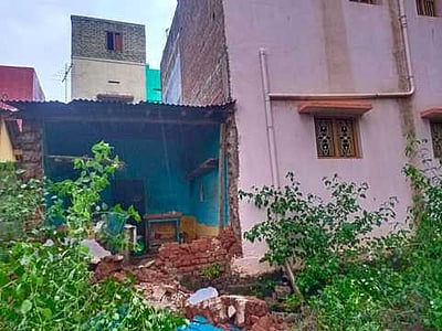 தொடா் மழை: பெரியகுளத்தில் வீடு இடிந்து சேதம்