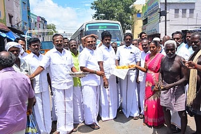 மேலூரில் அதிமுகவினா் இனிப்பு வழங்கி கொண்டாட்டம்