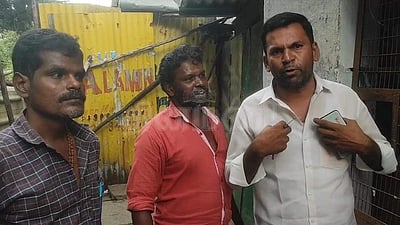 பாட்டிலுக்கு 10 ரூபாய் அதிகமா? அமைச்சருக்குத் தருவதாகச் சொன்னதால் மதுக்கடையில் வாக்குவாதம்!