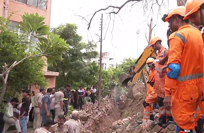 நொய்டாவில் சுவர் சரிந்து விபத்து: 4 பேர் பலி; 9 பேர் படுகாயம்