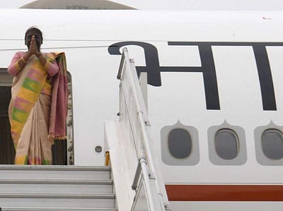 லண்டனிலிருந்து தில்லி திரும்பினார் குடியரசுத் தலைவர் முர்மு!