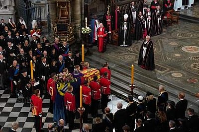 எங்கும் எதிலும் மகாராணி எலிசபெத்!