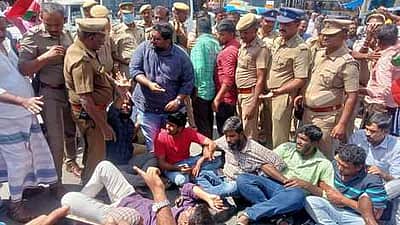 பெரியகுளம், பழனியில் இஸ்லாமிய அமைப்பினா் சாலை மறியல்