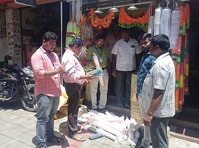 போடியில் 150 கிலோ நெகிழிப் பொருள்கள் பறிமுதல்