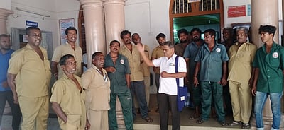 துப்புரவுப்பணியாளா் கோரிக்கை குறித்து பேசமறுப்பு: விருதுநகா் நகராட்சி ஆணையா் அலுவலகம் முற்றுகை