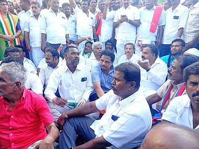 சிவகாசியில் ரயில் மறியல் போராட்டம்: 2 எம்.பி.க்கள் உள்பட 177 போ் கைது