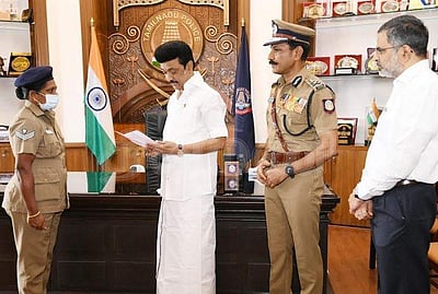 காவலர்களிடம் மனுக்களைப் பெற்றுக் கொண்ட முதல்வர் மு.க.ஸ்டாலின்