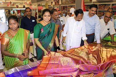 வேலூா் மண்டலத்தில் ரூ.16 கோடி இலக்குடன் கோ-ஆப் டெக்ஸில் தீபாவளி விற்பனை தொடக்கம்