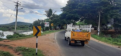 கண்மாய் கரையோரம் தடுப்பு சுவா் அமைக்கக் கோரிக்கை