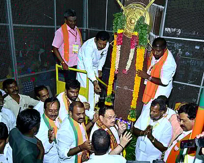 மருதுபாண்டியா்கள் நினைவிடத்தில் ஜெ.பி.நட்டா மாலையணிவித்து மரியாதை