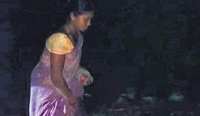 என்று மாறும் இந்த நிலை? சாலையில் பிரசவித்து 2 கி.மீ. குழந்தையைச் தூக்கிச் சென்ற பெண்