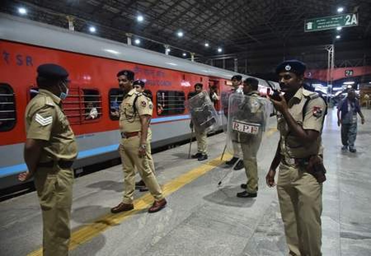 தனியார் கல்லூரி விடுதியிலிருந்து காணாமல் போன மாணவிகள் சென்னையில் மீட்பு