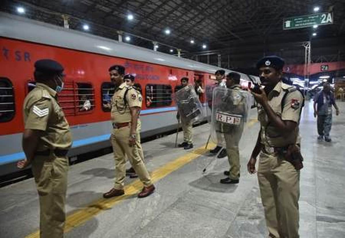 தனியார் கல்லூரி விடுதியிலிருந்து காணாமல் போன மாணவிகள் சென்னையில் மீட்பு