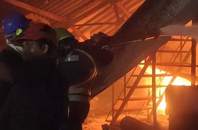 குஜராத்தில் ஆட்டோ உதிரிபாகங்கள் கிடங்கில் பயங்கர தீ