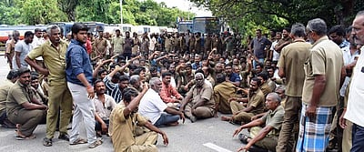 சங்ககிரி இந்தியன் ஆயில் நிறுவனக் கிடங்கில் லாரி ஓட்டுர், கிளீனர்கள் போராட்டம்