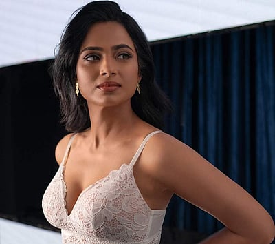 ஆடை குறைந்தால் வாய்ப்பு கிடைக்குமா? ரம்யா பாண்டியன் பகிர்ந்த புதிய கவர்ச்சிப் படங்கள்!