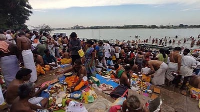 மஹாளய அமாவாசை: திருவரங்கத்தில் புனித நீராடி தர்ப்பணம்