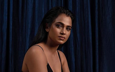 கவர்ச்சி உடையில் ரம்யா பாண்டியன் - புகைப்படங்கள்