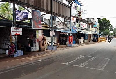 மன்னார்குடி அருகே மதுக்கடை திறக்க வலியுறுத்தி கடையடைப்பு போராட்டம்