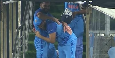 விடியோ: கட்டிப்பிடித்து மகிழ்ச்சியை வெளிப்படுத்திய கோலி & ரோஹித் சர்மா!